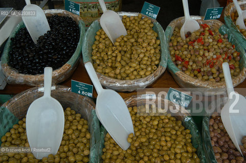 ( FRANCIA  )  PROVENCE-ALPES-COTE DAZUR ARLES : MERCATO DEL SABATO © 2003 Graziano Arici/Rosebud2 / GEO GASTRONOMIA OLIVA