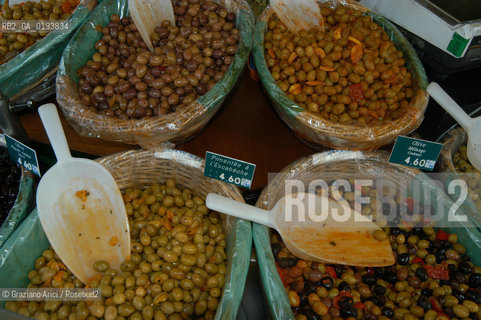 ( FRANCIA  )  PROVENCE-ALPES-COTE DAZUR ARLES : MERCATO DEL SABATO © 2003 Graziano Arici/Rosebud2 / GEO GASTRONOMIA OLIVA