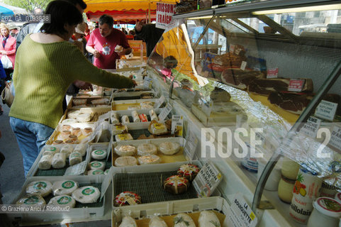 ( FRANCIA  )  PROVENCE-ALPES-COTE DAZUR ARLES : MERCATO DEL SABATO © 2003 Graziano Arici/Rosebud2 / GEO GASTRONOMIA FORMAGGIO.