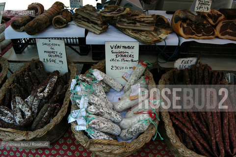 ( FRANCIA  )  PROVENCE-ALPES-COTE DAZUR ARLES : MERCATO DEL SABATO © 2003 Graziano Arici/Rosebud2 / GEO GASTRONOMIA SALUMI SALAME.