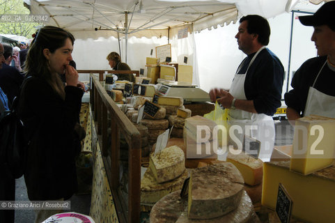 ( FRANCIA  )  PROVENCE-ALPES-COTE DAZUR ARLES : MERCATO DEL SABATO © 2003 Graziano Arici/Rosebud2 / GEO GASTRONOMIA FORMAGGIO