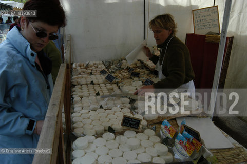 ( FRANCIA  )  PROVENCE-ALPES-COTE DAZUR ARLES : MERCATO DEL SABATO © 2003 Graziano Arici/Rosebud2 / GEO GASTRONOMIA FORMAGGIO