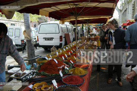 ( FRANCIA  )  PROVENCE-ALPES-COTE DAZUR ARLES : MERCATO DEL SABATO © 2003 Graziano Arici/Rosebud2 / GEO GASTRONOMIA SPEZIE