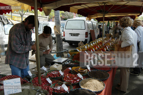 ( FRANCIA  )  PROVENCE-ALPES-COTE DAZUR ARLES : MERCATO DEL SABATO © 2003 Graziano Arici/Rosebud2 / GEO GASTRONOMIA SPEZIE