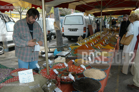 ( FRANCIA  )  PROVENCE-ALPES-COTE DAZUR ARLES : MERCATO DEL SABATO © 2003 Graziano Arici/Rosebud2 / GEO GASTRONOMIA SPEZIE