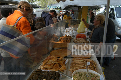 ( FRANCIA  )  PROVENCE-ALPES-COTE DAZUR ARLES : MERCATO DEL SABATO © 2003 Graziano Arici/Rosebud2 / GEO GASTRONOMIA DOLCI ARABI.