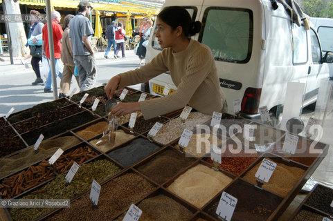 ( FRANCIA  )  PROVENCE-ALPES-COTE DAZUR ARLES : MERCATO DEL SABATO © 2003 Graziano Arici/Rosebud2 / GEO GASTRONOMIA SPEZIE
