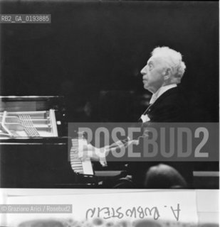 IL PIANISTA ARTHUR RUBINSTEIN © 1983 ARCHIVIO Graziano Arici/Rosebud2 / MUSICA CLASSICA / PIANOFORTE./ La cessione dei diritti si intende per quanto di nostra competenza; non comprende invece le eventuali spese relative a diritti che potranno essere richiesti dagli Enti cui appartengono le opere riprese. Tali costi, ove neccessari, e lÕespletamento di qualsivoglia pratica di richiesta permessi sono esclusivamente  a  carico del committente. .