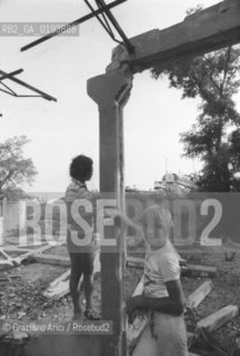 SACCA FISOLA, GIUDECCA - VENEZIA - 1979 - ©Graziano Arici/Rosebud2 / BAMBINO / GIOCO / MACERIE