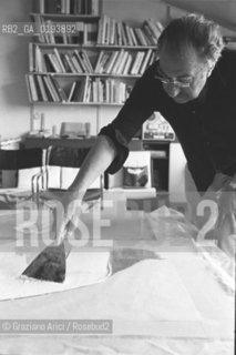 IL PITTORE GIUSEPPE SANTOMASO NEL SUO STUDIO A VENEZIA - 1982 - ©Graziano Arici/Rosebud2 / ARTE /