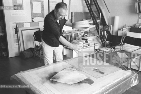 IL PITTORE GIUSEPPE SANTOMASO NEL SUO STUDIO A VENEZIA - 1982 - ©Graziano Arici/Rosebud2 / ARTE /