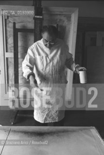 IL PITTORE GIUSEPPE SANTOMASO NEL SUO STUDIO - VENEZIA - 1982 - ©Graziano Arici/Rosebud2 / ARTE