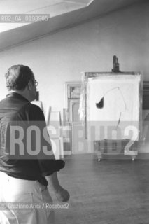 IL PITTORE GIUSEPPE SANTOMASO NEL SUO STUDIO A VENEZIA - 1982 - ©Graziano Arici/Rosebud2 / ARTE /