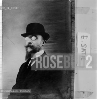 IL COMPOSITORE FRANCESE ERIK SATIE ( 1866 - 1925 ) © 1983 ARCHIVIO Graziano Arici/Rosebud2 / MUSICA CLASSICA /  ./ La cessione dei diritti si intende per quanto di nostra competenza; non comprende invece le eventuali spese relative a diritti che potranno essere richiesti dagli Enti cui appartengono le opere riprese. Tali costi, ove neccessari, e lÕespletamento di qualsivoglia pratica di richiesta permessi sono esclusivamente  a  carico del committente. .