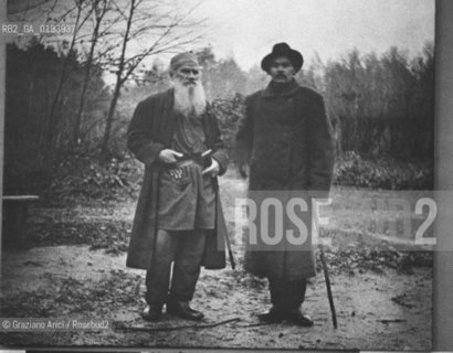 LO SCRITTORI RUSSI LEV NIKOLAEVIC TOLSTOJ ( 1828 - 1910 ) E MAKSIM GORKIJ ( 1868 - 1936 ) - © ARCHIVIO Graziano Arici/Rosebud2  / LETTERATURA / La cessione dei diritti si intende per quanto di nostra competenza; non comprende invece le eventuali spese relative a diritti che potranno essere richiesti dagli Enti cui appartengono le opere riprese. Tali costi, ove neccessari, e lÕespletamento di qualsivoglia pratica di richiesta permessi sono esclusivamente  a  carico del committente. .