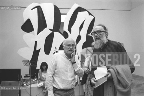 IL PITTORE EMILIO VEDOVA CON IL CRITICO DARTE MAURIZIO CALVESI - VENEZIA - 1982 - ©Graziano Arici/Rosebud2 / ARTE / BIENNALE DARTE