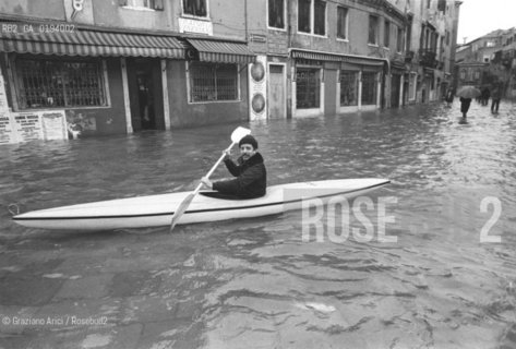 ACQUA ALTA  - VENEZIA - 1979 - ©Graziano Arici/Rosebud2 / CANOA / ALTA MAREA / BARCA