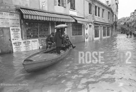 ACQUA ALTA  - VENEZIA - 1979 - ©Graziano Arici/Rosebud2 / ALTA MAREA / BARCA