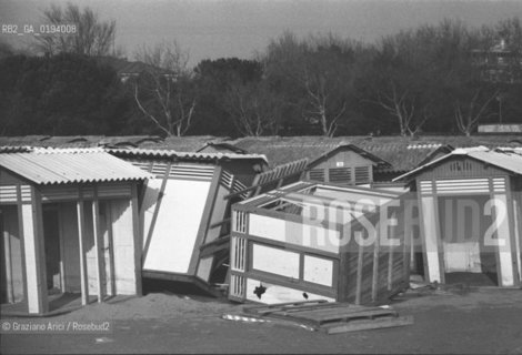 CABINE DISTRUTTE DALL ALTA MAREA AL LIDO  - VENEZIA - 1980 - ©Graziano Arici/Rosebud2 / SPIAGGIA / ACQUA ALTA