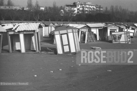 CABINE DISTRUTTE DALL ALTA MAREA AL LIDO  - VENEZIA - 1980 - ©Graziano Arici/Rosebud2 / SPIAGGIA / ACQUA ALTA