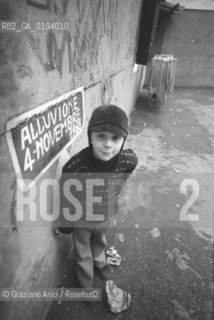 SCRITTA  CHE SEGNALA IL LIVELLO DELLALTA MAREA DEL 1966  - VENEZIA - 1980 - ©Graziano Arici/Rosebud2 / BAMBINO / ACQUA ALTA