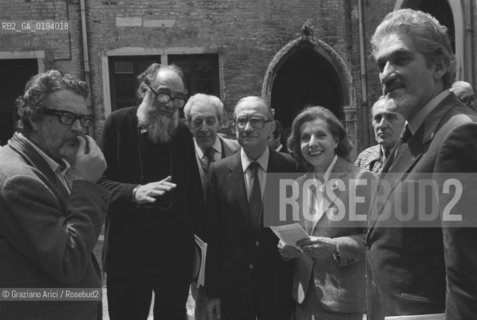 IL PITTORE EMILIO VEDOVA CON IL CRITICO DARTE GIULIO CARLO ARGAN E PALMA BUCARELLI  - VENEZIA - 1980 - ©Graziano Arici/Rosebud2 / ARTE /  POLITICA / EX SINDACO DI ROMA / .