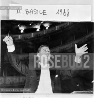IL DIRETTORE DORCHESTRA ARTURO BASILE - 1968 - VENEZIA © 1983 ARCHIVIO Graziano Arici/Rosebud2 / MUSICA CLASSICA / TEATRO LA FENICE./ La cessione dei diritti si intende per quanto di nostra competenza; non comprende invece le eventuali spese relative a diritti che potranno essere richiesti dagli Enti cui appartengono le opere riprese. Tali costi, ove neccessari, e lÕespletamento di qualsivoglia pratica di richiesta permessi sono esclusivamente  a  carico del committente. .