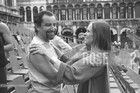IL BALLERINO E COREOGRAFO MAURICE BEJART CON LA BALLERINA E COREOGRAFA CAROLYN CARLSON - VENEZIA - 1979 - ©Graziano Arici/Rosebud2 / TEATRO / BALLETTO / DANZA / PIAZZA SAN MARCO
