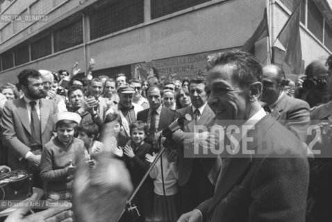 IL POLITICO ENRICO BERLINGUER SEGRETARIO DEL PARTITO COMUNISTA ITALIANO (PCI) 1972-84 / COMIZIO DAVANTI AI CANCELLI DELLA FABBRICA JUNGHANS (GIUDECCA) - VENEZIA - 1984 - ©Graziano Arici/Rosebud2 / POLITICA.