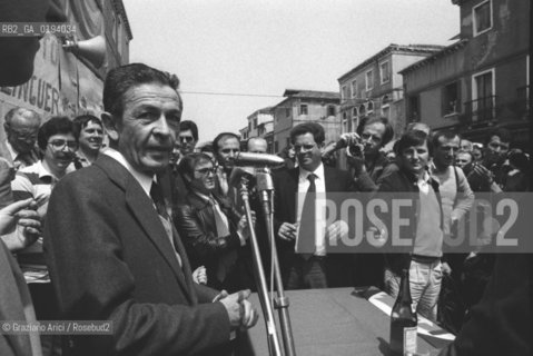 IL POLITICO ENRICO BERLINGUER SEGRETARIO DEL PARTITO COMUNISTA ITALIANO (PCI) 1972-84 / COMIZIO DAVANTI AI CANCELLI DELLA FABBRICA JUNGHANS (GIUDECCA) - VENEZIA - 1984 - ©Graziano Arici/Rosebud2 / POLITICA / FOTOGRAFO.