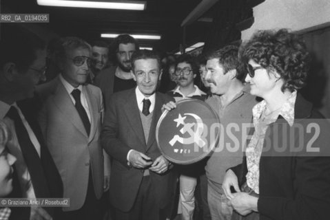 IL POLITICO ENRICO BERLINGUER SEGRETARIO DEL PARTITO COMUNISTA ITALIANO (PCI) 1972-84 / COMIZIO DAVANTI AI CANCELLI DELLA FABBRICA JUNGHANS (GIUDECCA) - VENEZIA - 1984 - ©Graziano Arici/Rosebud2 / POLITICA.