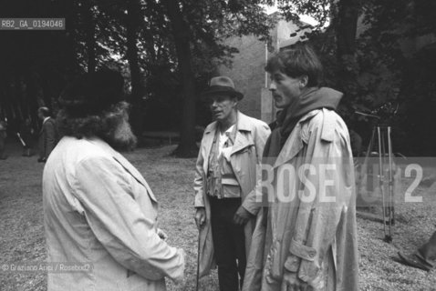 IL CRITICO DARTE PIERRE RESTANY CON GLI ARTISTI JOSEPH BEUYS ED ANSELM KIEFER - VENEZIA - 1980 - ©Graziano Arici/Rosebud2 / ARTE / PITTORE / XXXIX ESPOSIZIONE  BIENNALE INTERNAZIONALE DARTE.