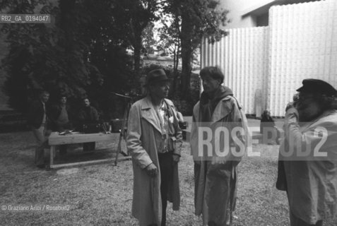 IL CRITICO DARTE PIERRE RESTANY CON GLI ARTISTI JOSEPH BEUYS ED ANSELM KIEFER - VENEZIA - 1980 - ©Graziano Arici/Rosebud2 / ARTE / PITTORE / XXXIX ESPOSIZIONE  BIENNALE INTERNAZIONALE DARTE.