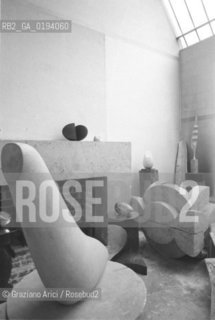 RICOSTRUZIONE ESEGUITA ALLESTERNO DEL CENTRE GEORGES POMPIDOU DELLATELIER DELLO SCULTORE COSTANTIN BRANCUSI A PARIGI ( IMPASSE RONSIN, 11 ) - 1982 - ©Graziano Arici/Rosebud2 / ARTE / SCULTURA