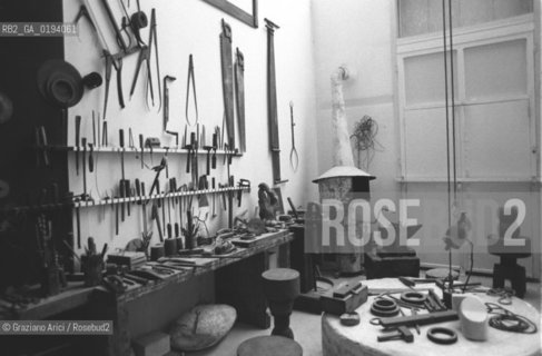 RICOSTRUZIONE ESEGUITA ALLESTERNO DEL CENTRE GEORGES POMPIDOU DELLATELIER DELLO SCULTORE COSTANTIN BRANCUSI A PARIGI ( IMPASSE RONSIN, 11 ) - 1982 - ©Graziano Arici/Rosebud2 / ARTE / SCULTURA