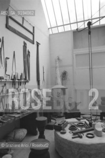 RICOSTRUZIONE ESEGUITA ALLESTERNO DEL CENTRE GEORGES POMPIDOU DELLATELIER DELLO SCULTORE COSTANTIN BRANCUSI A PARIGI ( IMPASSE RONSIN, 11 ) - 1982 - ©Graziano Arici/Rosebud2 / ARTE / SCULTURA