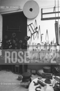 RICOSTRUZIONE ESEGUITA ALLESTERNO DEL CENTRE GEORGES POMPIDOU DELLATELIER DELLO SCULTORE COSTANTIN BRANCUSI A PARIGI ( IMPASSE RONSIN, 11 ) - 1982 - ©Graziano Arici/Rosebud2 / ARTE / SCULTURA