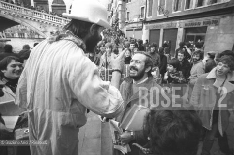 IL POLITICO MARIO CAPANNA ALLA MANIFESTAZIONE ANTINUCLEARE  - VENEZIA - 1979 - ©Graziano Arici/Rosebud2 / POLITICO / PONTE DI RIALTO