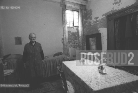 INTERNO DI UNA CASA A VENEZIA - 1979 - ©Graziano Arici/Rosebud2 / VECCHIO / ANZIANO