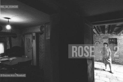 INTERNO DI UNA CASA AL PIANO TERRA - VENEZIA - 1980 - ©Graziano Arici/Rosebud2 / ARCHITETTURA