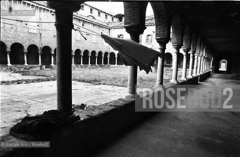 Caption: Localizzazione:.VENEZIA / GIUDECCA.Oggetto:.Soggetto:.CONVENTO DEI SS.COSMA E DAMIANO / CHIOSTRO / ABITAZIONI IMPROPRIE / CASERMONE.Cronologia:.XVI SECOLO .Definizione Culturale:.   Autore:  .   Stile: .   Editori/Stampatori:.   Committenza:.Materia e Tecnica:.Collocazione:.Note:.A16 2a.Riproduzione Fotografica:.Copyright:.Graziano Arici/Rosebud2 Data:.1980.Costo:.A