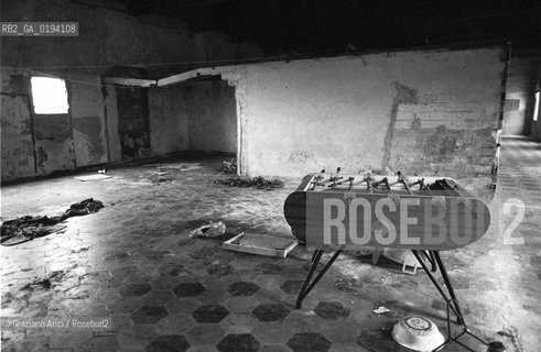 Caption: Localizzazione:.VENEZIA / GIUDECCA.Oggetto:.Soggetto:.CONVENTO DEI SS.COSMA E DAMIANO / CHIOSTRO / ABITAZIONI IMPROPRIE / CASERMONE.Cronologia:.XVI SECOLO .Definizione Culturale:.   Autore:  .   Stile: .   Editori/Stampatori:.   Committenza:.Materia e Tecnica:.Collocazione:.Note:.A18 27.Riproduzione Fotografica:.Copyright:.Graziano Arici/Rosebud2 Data:.1980.Costo:.A