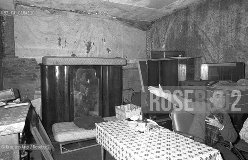 Caption: Localizzazione:.VENEZIA / GIUDECCA.Oggetto:.Soggetto:.CONVENTO DEI SS.COSMA E DAMIANO / CHIOSTRO / ABITAZIONI IMPROPRIE / CASERMONE.Cronologia:.XVI SECOLO .Definizione Culturale:.   Autore:  .   Stile: .   Editori/Stampatori:.   Committenza:.Materia e Tecnica:.Collocazione:.Note:.A18 11.Riproduzione Fotografica:.Copyright:.Graziano Arici/Rosebud2 Data:.1980.Costo:.A