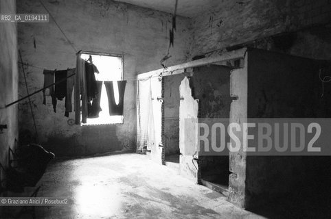 Caption: Localizzazione:.VENEZIA / GIUDECCA.Oggetto:.Soggetto:.CONVENTO DEI SS.COSMA E DAMIANO / CHIOSTRO / ABITAZIONI IMPROPRIE / CASERMONE.Cronologia:.XVI SECOLO .Definizione Culturale:.   Autore:  .   Stile: .   Editori/Stampatori:.   Committenza:.Materia e Tecnica:.Collocazione:.Note:.A18 20.Riproduzione Fotografica:.Copyright:.Graziano Arici/Rosebud2 Data:.1980.Costo:.A