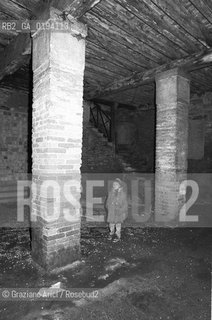 Caption: Localizzazione:.VENEZIA / GIUDECCA.Oggetto:.Soggetto:.CONVENTO DEI SS.COSMA E DAMIANO / CHIOSTRO / ABITAZIONI IMPROPRIE / CASERMONE.Cronologia:.XVI SECOLO .Definizione Culturale:.   Autore:  .   Stile: .   Editori/Stampatori:.   Committenza:.Materia e Tecnica:.Collocazione:.Note:.A19 3.Riproduzione Fotografica:.Copyright:.Graziano Arici/Rosebud2 Data:.1980.Costo:.A