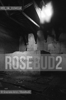Caption: Localizzazione:.VENEZIA / GIUDECCA.Oggetto:.Soggetto:.CONVENTO DEI SS.COSMA E DAMIANO / CHIOSTRO / ABITAZIONI IMPROPRIE / CASERMONE.Cronologia:.XVI SECOLO .Definizione Culturale:.   Autore:  .   Stile: .   Editori/Stampatori:.   Committenza:.Materia e Tecnica:.Collocazione:.Note:.A19 35.Riproduzione Fotografica:.Copyright:.Graziano Arici/Rosebud2 Data:.1980.Costo:.A