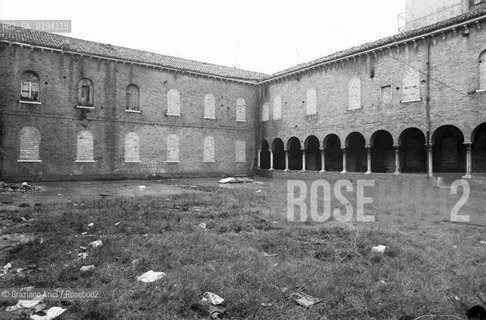 Caption: Localizzazione:.VENEZIA / GIUDECCA.Oggetto:.Soggetto:.CONVENTO DEI SS.COSMA E DAMIANO / CHIOSTRO / ABITAZIONI IMPROPRIE / CASERMONE.Cronologia:.XVI SECOLO .Definizione Culturale:.   Autore:  .   Stile: .   Editori/Stampatori:.   Committenza:.Materia e Tecnica:.Collocazione:.Note:.A19 33.Riproduzione Fotografica:.Copyright:.Graziano Arici/Rosebud2 Data:.1980.Costo:.A