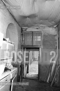 Caption: Localizzazione:.VENEZIA / GIUDECCA.Oggetto:.Soggetto:.CONVENTO DEI SS.COSMA E DAMIANO / CHIOSTRO / ABITAZIONI IMPROPRIE / CASERMONE.Cronologia:.XVI SECOLO .Definizione Culturale:.   Autore:  .   Stile: .   Editori/Stampatori:.   Committenza:.Materia e Tecnica:.Collocazione:.Note:.A17 28a.Riproduzione Fotografica:.Copyright:.Graziano Arici/Rosebud2 Data:.1980.Costo:.A