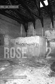 Caption: Localizzazione:.VENEZIA / GIUDECCA.Oggetto:.Soggetto:.CONVENTO DEI SS.COSMA E DAMIANO / CHIOSTRO / ABITAZIONI IMPROPRIE / CASERMONE.Cronologia:.XVI SECOLO .Definizione Culturale:.   Autore:  .   Stile: .   Editori/Stampatori:.   Committenza:.Materia e Tecnica:.Collocazione:.Note:.A18 21.Riproduzione Fotografica:.Copyright:.Graziano Arici/Rosebud2 Data:.1980.Costo:.A