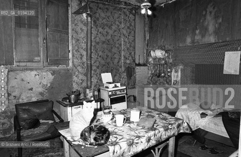 Caption: Localizzazione:.VENEZIA / GIUDECCA.Oggetto:.Soggetto:.CONVENTO DEI SS.COSMA E DAMIANO / CHIOSTRO / ABITAZIONI IMPROPRIE / CASERMONE.Cronologia:.XVI SECOLO .Definizione Culturale:.   Autore:  .   Stile: .   Editori/Stampatori:.   Committenza:.Materia e Tecnica:.Collocazione:.Note:.A18 9.Riproduzione Fotografica:.Copyright:.Graziano Arici/Rosebud2 Data:.1980.Costo:.A